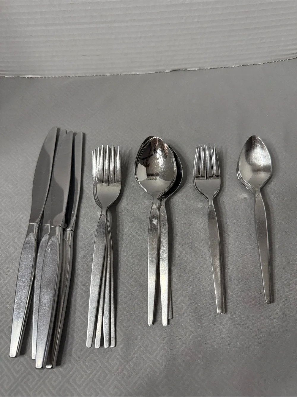 Oneida Community SATINIQUE Older Pattern Stainless Flatware 4 5Pc Place Settings